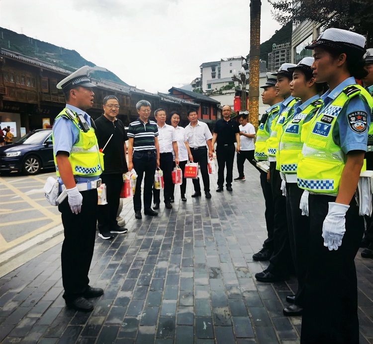 泸定县交警队.jpg