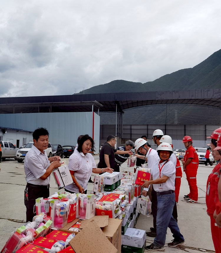 泸石高速伞岗坪施工现场 (1).jpg