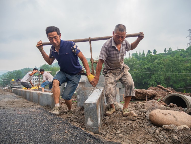 20- 青江厂 黄继元《碧峰峡路的建设者》市重点城建项目之一的碧峰峡路下段道路改造工程.jpg